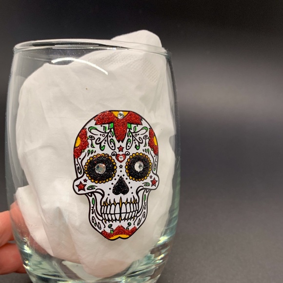 WHITE & RED SUGAR SKULL WITH SWAROVSKI CRYSTAL ACCENTS STEMLESS WINE GLASS NIB - Picture 4 of 11